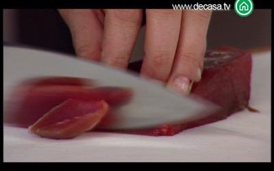 Celebraciones fáciles: Cómo preparar un milhojas y tartar de atún sobre mesa negra
