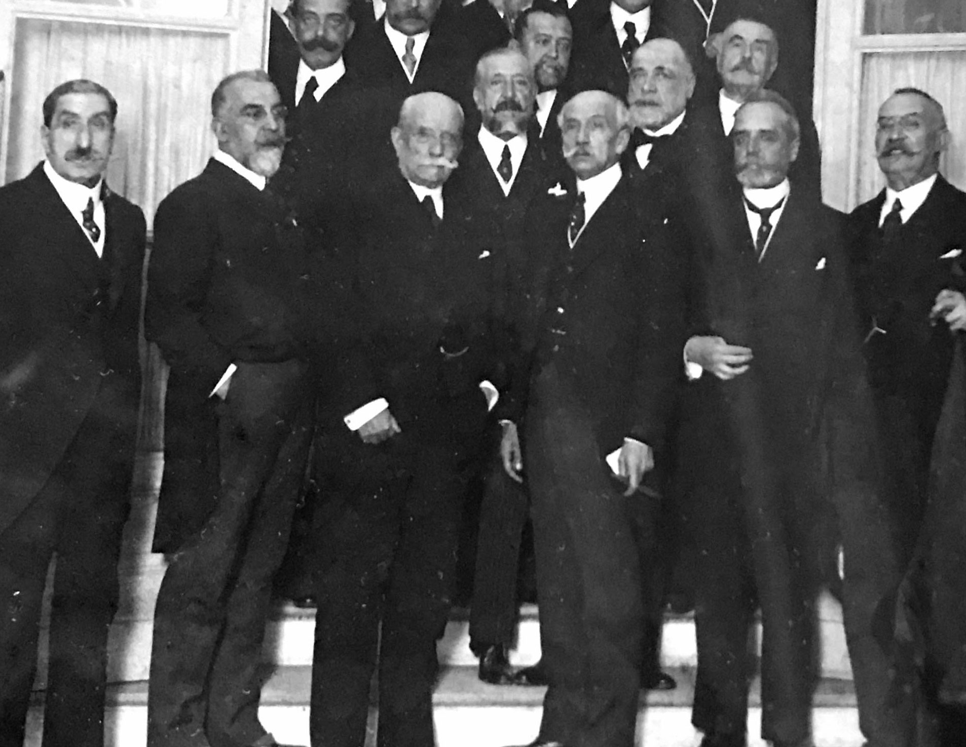 Fotografía en blanco y negro de Eduardo Dato posando junto con otros membros del partido conservador en una escalinataEduardo Dato pos