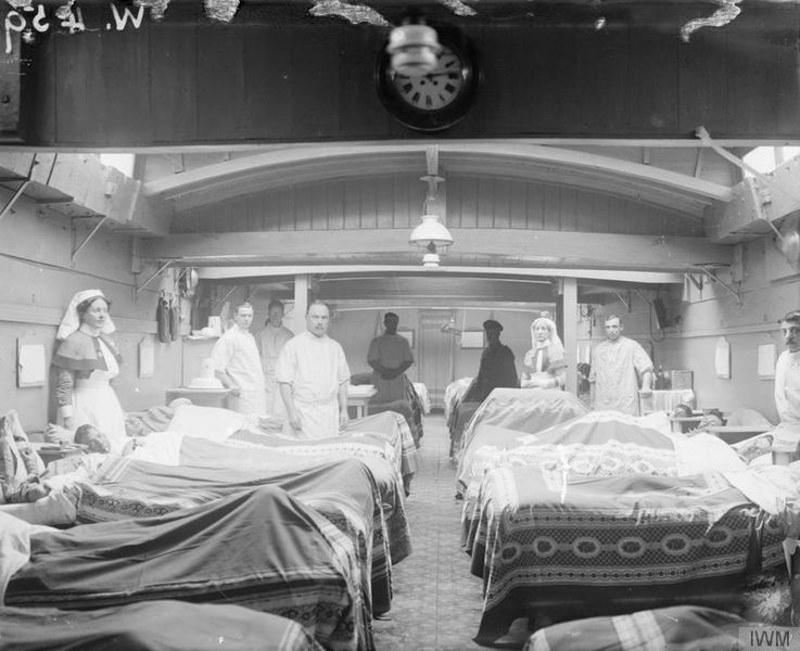 Archivo: Medicina durante la Primera Guerra Mundial - Transporte médico Q33443.jpg