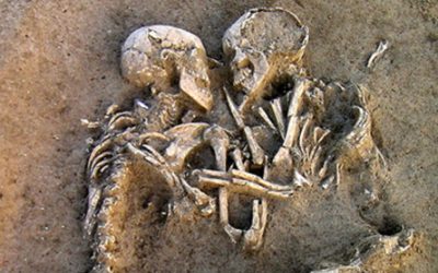 Esqueletos unidos más de 5000 años